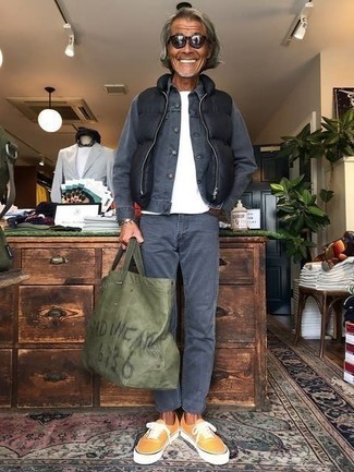 С чем носить желтые низкие кеды мужчине