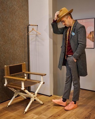 С чем носить желтый шарф с "огурцами" мужчине