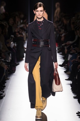 С чем носить желтые брюки женщине