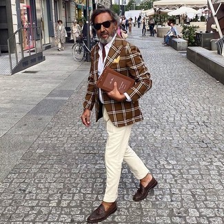 С чем носить желтый нагрудный платок