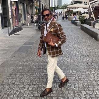 С чем носить желтый нагрудный платок