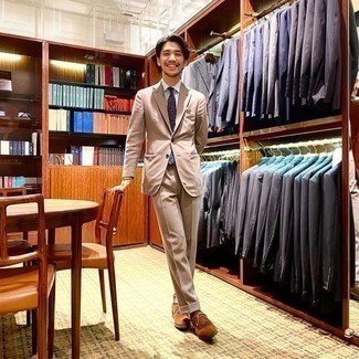 С чем носить желтый нагрудный платок