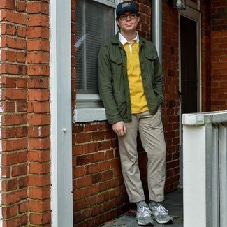 С чем носить желтую футболку-поло мужчине