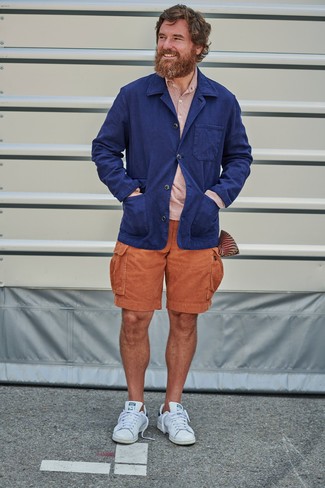 Какие низкие кеды носить с желтой футболкой-поло мужчине