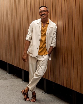 Какие сандалии носить с желтой футболкой-поло мужчине