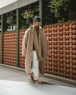 С чем носить желтые низкие кеды с принтом мужчине