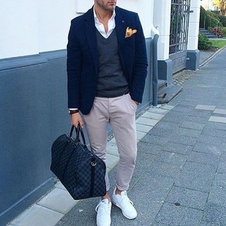 С чем носить желтый нагрудный платок с принтом