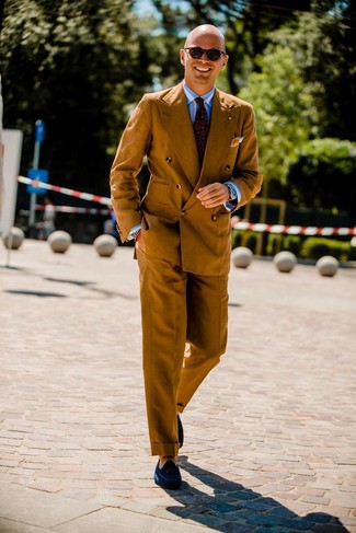 С чем носить желтый нагрудный платок с принтом