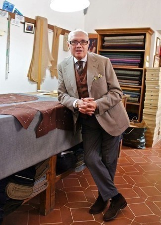 С чем носить желтый нагрудный платок с принтом