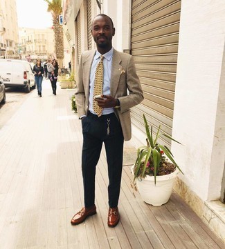 С чем носить желтый нагрудный платок с принтом