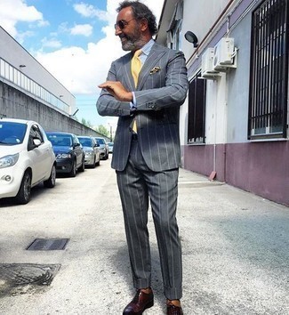 С чем носить желтый нагрудный платок с принтом