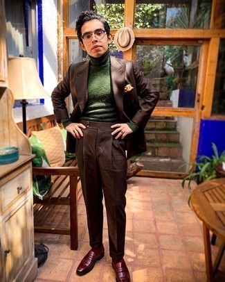 С чем носить желтый нагрудный платок с принтом