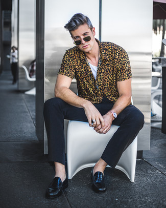 С чем носить желтую рубашку с принтом мужчине