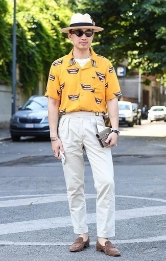 С чем носить желтую рубашку с принтом мужчине