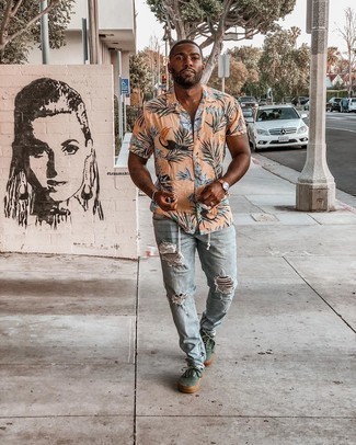 С чем носить желтую рубашку с принтом мужчине