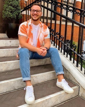 С чем носить желтую рубашку с принтом мужчине