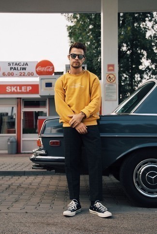 С чем носить желтый свитшот с принтом мужчине