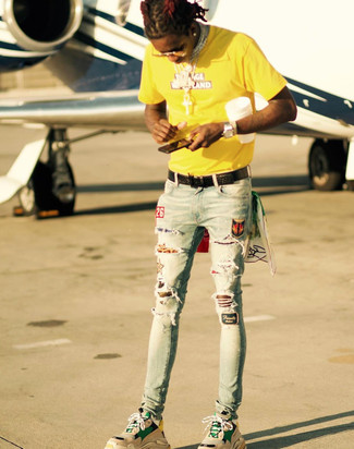 С чем носить желтую футболку с принтом мужчине