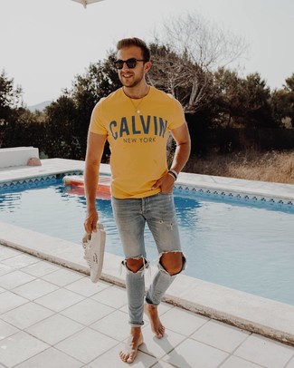 С чем носить желтую футболку с принтом мужчине