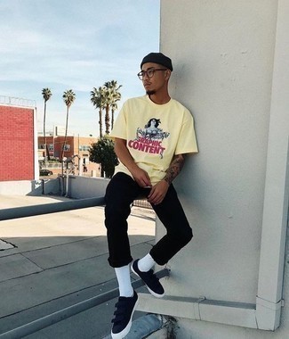 С чем носить желтую футболку с принтом мужчине