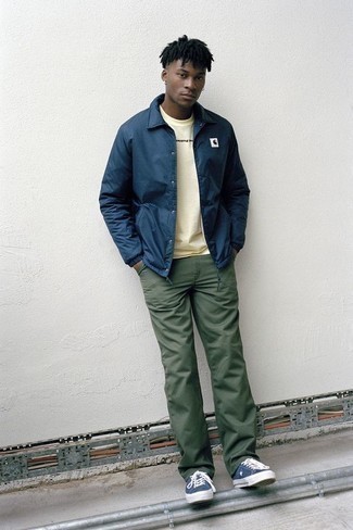 С чем носить желтую футболку с принтом мужчине