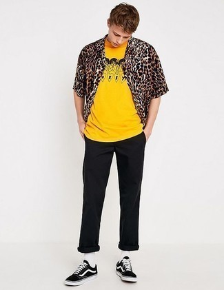 С чем носить желтую футболку с принтом мужчине