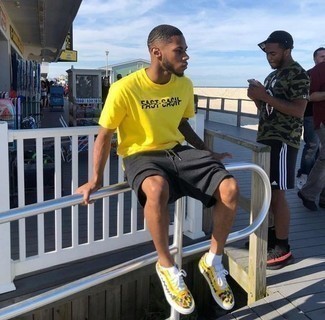 С чем носить желтую футболку с принтом мужчине