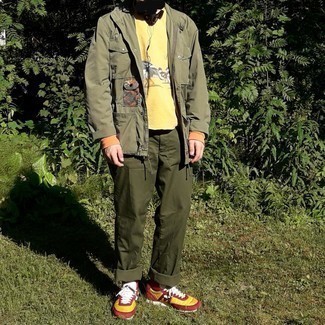 С чем носить желтую футболку с принтом мужчине