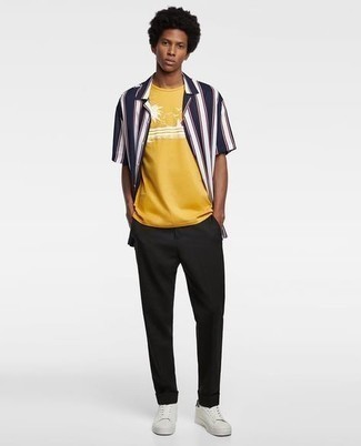 С чем носить желтую футболку с принтом мужчине