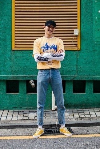 С чем носить желтую футболку с принтом мужчине