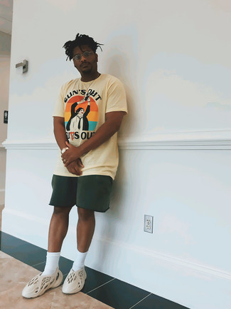 С чем носить желтую футболку с принтом мужчине