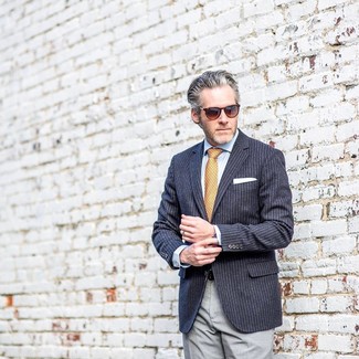 С чем носить желтый галстук с принтом мужчине