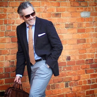 С чем носить желтый галстук с принтом мужчине