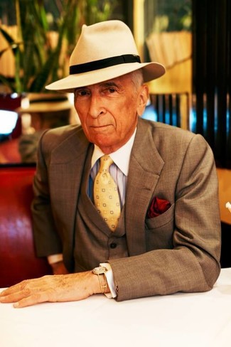 С чем носить желтый галстук с принтом мужчине