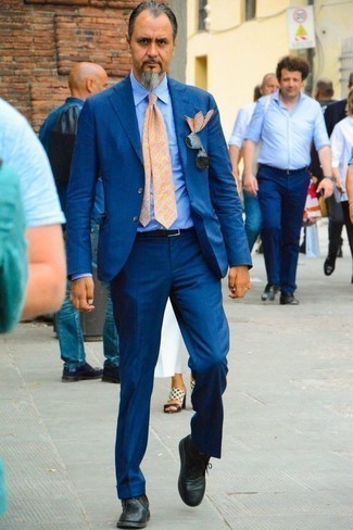 С чем носить желтый галстук с принтом мужчине