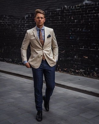 С чем носить желтый галстук с принтом мужчине