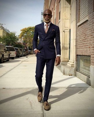 С чем носить желтый галстук с принтом мужчине