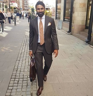 С чем носить желтый галстук с принтом мужчине