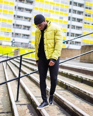 Как носить желтую куртку-пуховик с темно-синими джинсами мужчине