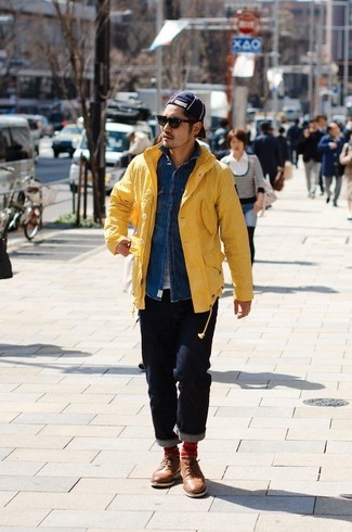 Какие джинсы носить с желтым дождевиком мужчине