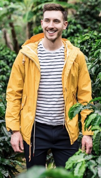 С чем носить желтый дождевик мужчине