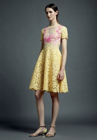 С чем носить желтые босоножек женщине