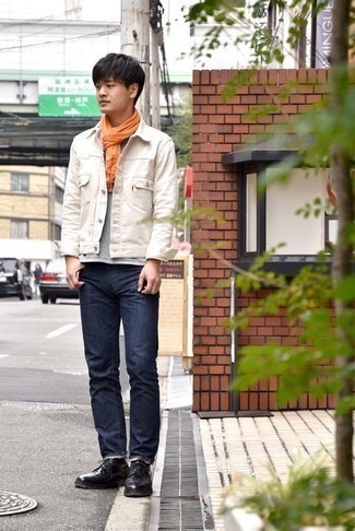 С чем носить желтый шарф мужчине