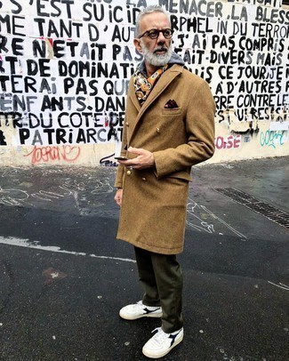 С чем носить желтый шарф мужчине