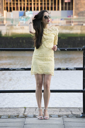 С чем носить желтое платье прямого кроя
