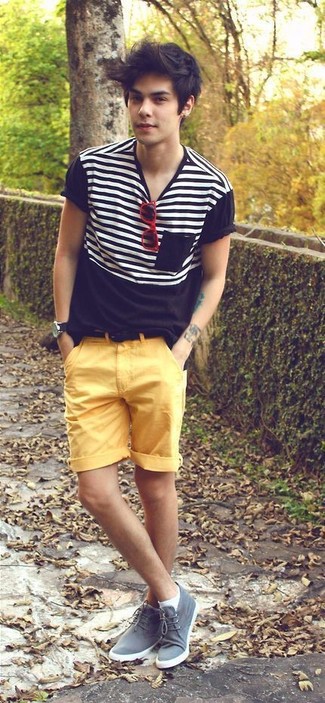 Какие ботинки дезерты носить с желтыми шортами