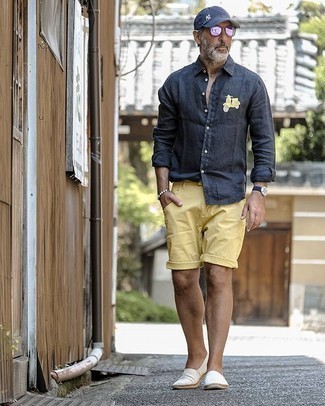 Какие эспадрильи носить с желтыми шортами мужчине