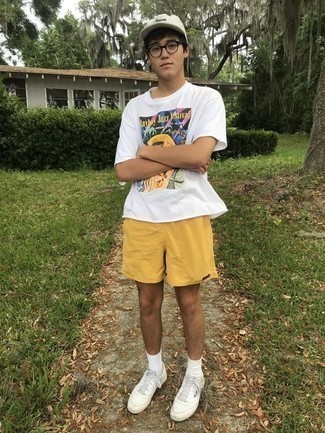 Какие низкие кеды носить с желтыми шортами мужчине