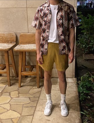 Какие низкие кеды носить с желтыми шортами мужчине