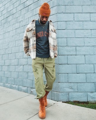 С чем носить желтые замшевые повседневные ботинки мужчине